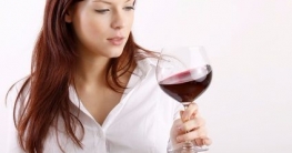 Wie erkennt man schlechten Wein Frau